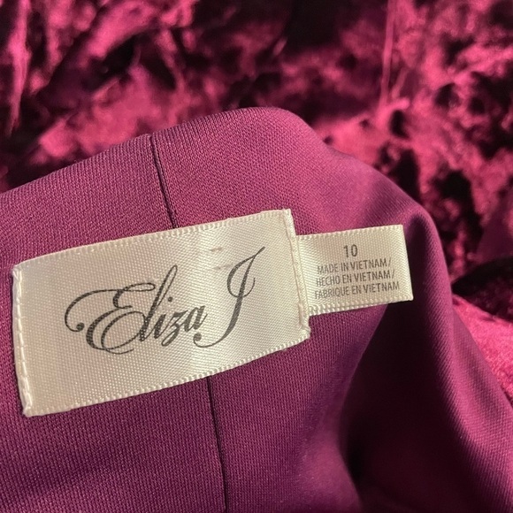 Eliza J Crushed Velvet Bell Sleeve Midi Dress in Magenta size 10 - Picture 2 of 8